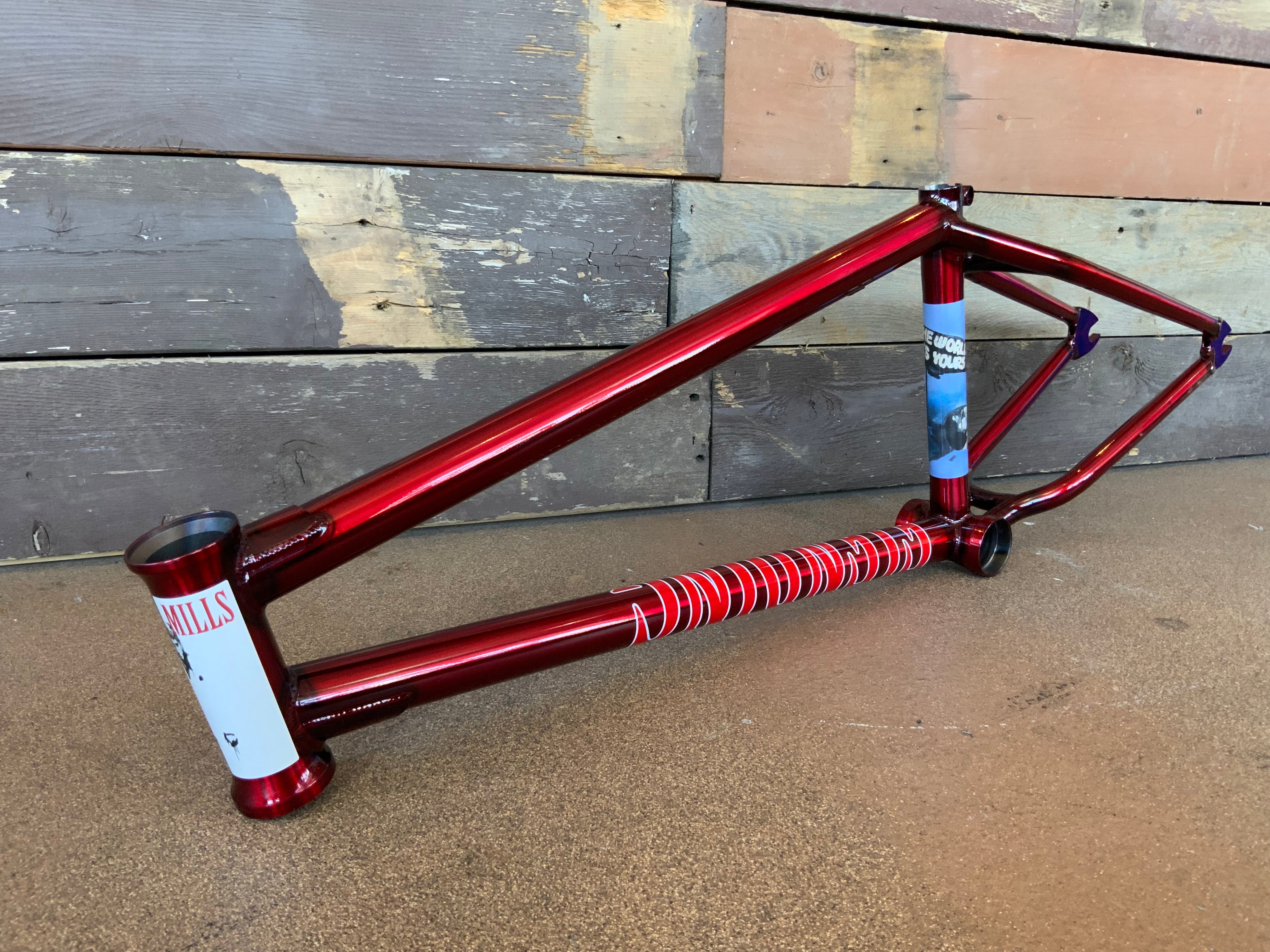 福袋・半額ポスター - クリーニング屋さん専用の通 Fiend Lewis Mills Frame 21 アイドルグッズ